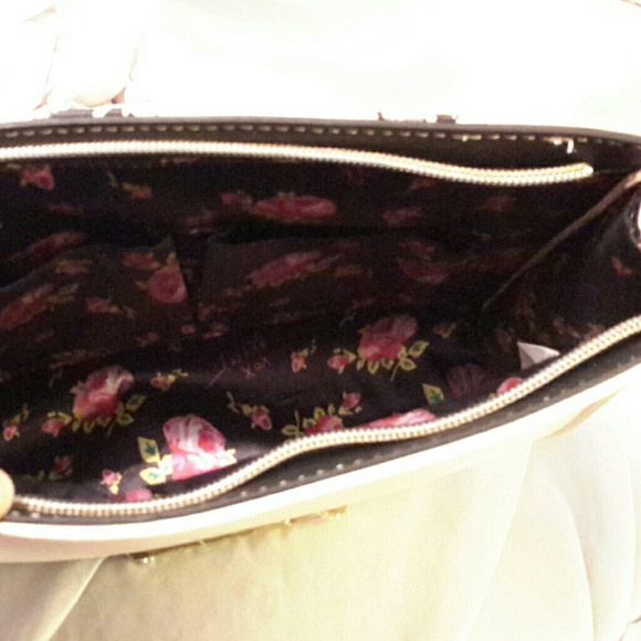 Betsey Johnson smell the roses Cosmo bag ⭐ - Picture 5 of 6